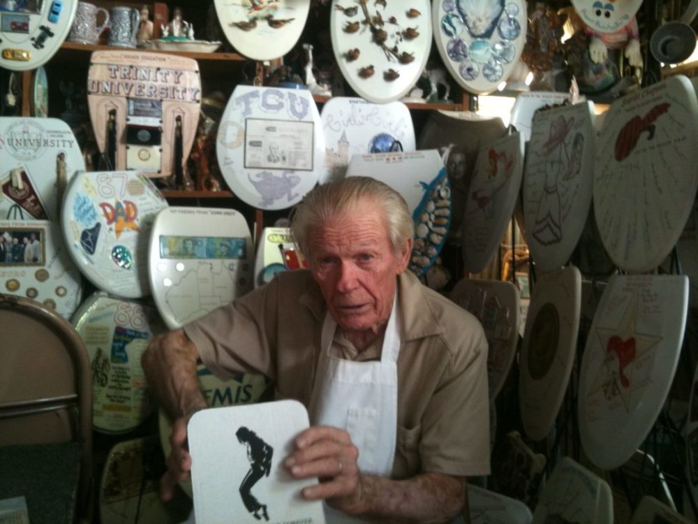 Qué Pasa: Toilet Seat Museum and Barney Smith